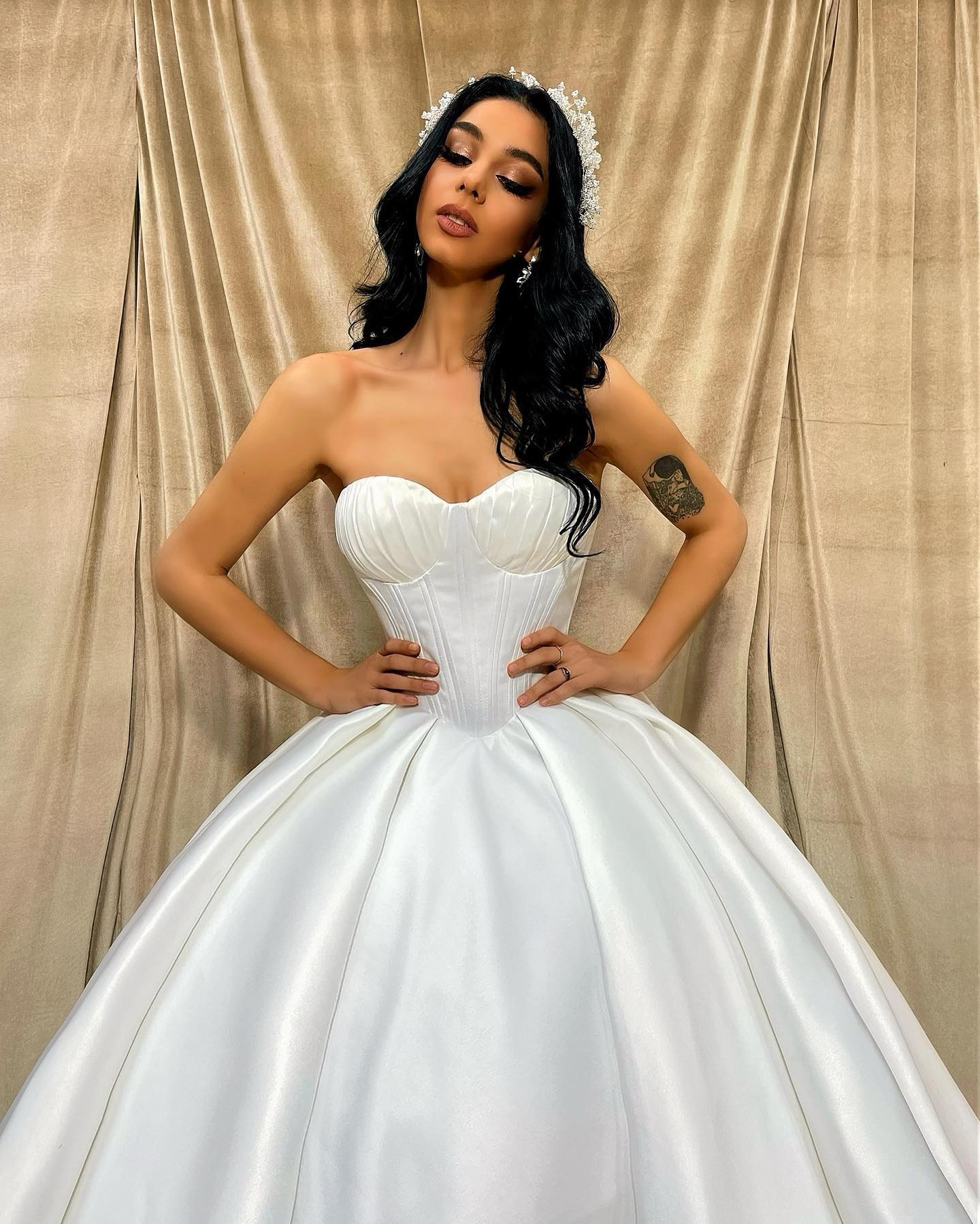 Romantic A Line Dresses Sweetheart Sleeveless Pleats Wedding Dress Backless Long Designer Bridal Gowns Sweep Train 0515