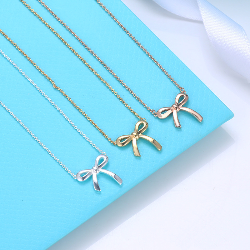 S925 New Necklace for women Enamel T Series Necklace Bow Heart Pendant Clavicle chain Fashion Luxury Wedding Engagement Gift Designer Jewelry with Box
S925 New Necklace for women Enamel T Series Necklace Bow Heart Pendant Clavicle chain Fashion Luxury Wedding Engagement Gift Designer Jewelry with Box