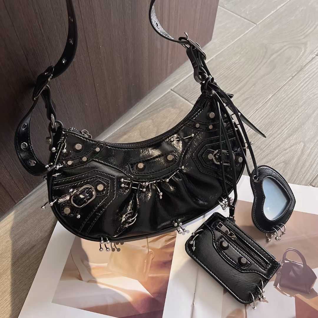 Designer LE CAGOLE Shoulder Bag Premium Leather Nose Ring Design CrossBody Bag Punk Tassel Motorcycle Bags Girls Luxury Retro Cool Handbag