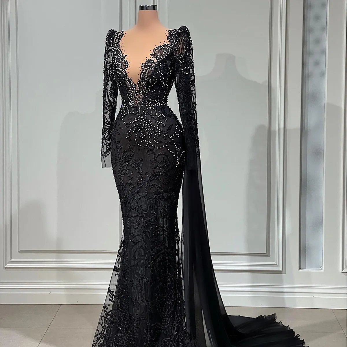 Black Mermaid Evening Dresses Long Sleeves Lace Applique Beaded Ruffles Sweep Train Plus Size Prom Gown Formal Custom Vestidos