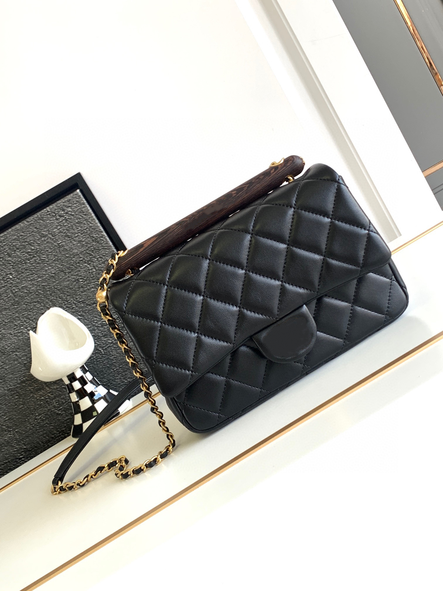 2023 new women's crossbody bag high-end quality shoulder bag hand workshop wood handle sheepskin material can be carried very nice and practical, Black
2023 new women's crossbody bag high-end quality shoulder bag hand workshop wood handle sheepskin material can be carried very nice and practical, Black