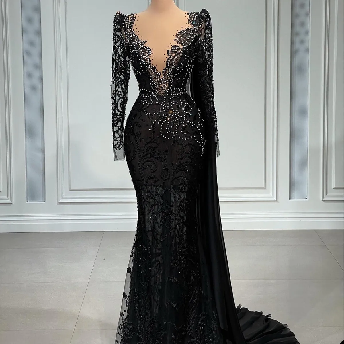 Black Mermaid Evening Dresses Long Sleeves Lace Applique Beaded Ruffles Sweep Train Plus Size Prom Gown Formal Custom Vestidos