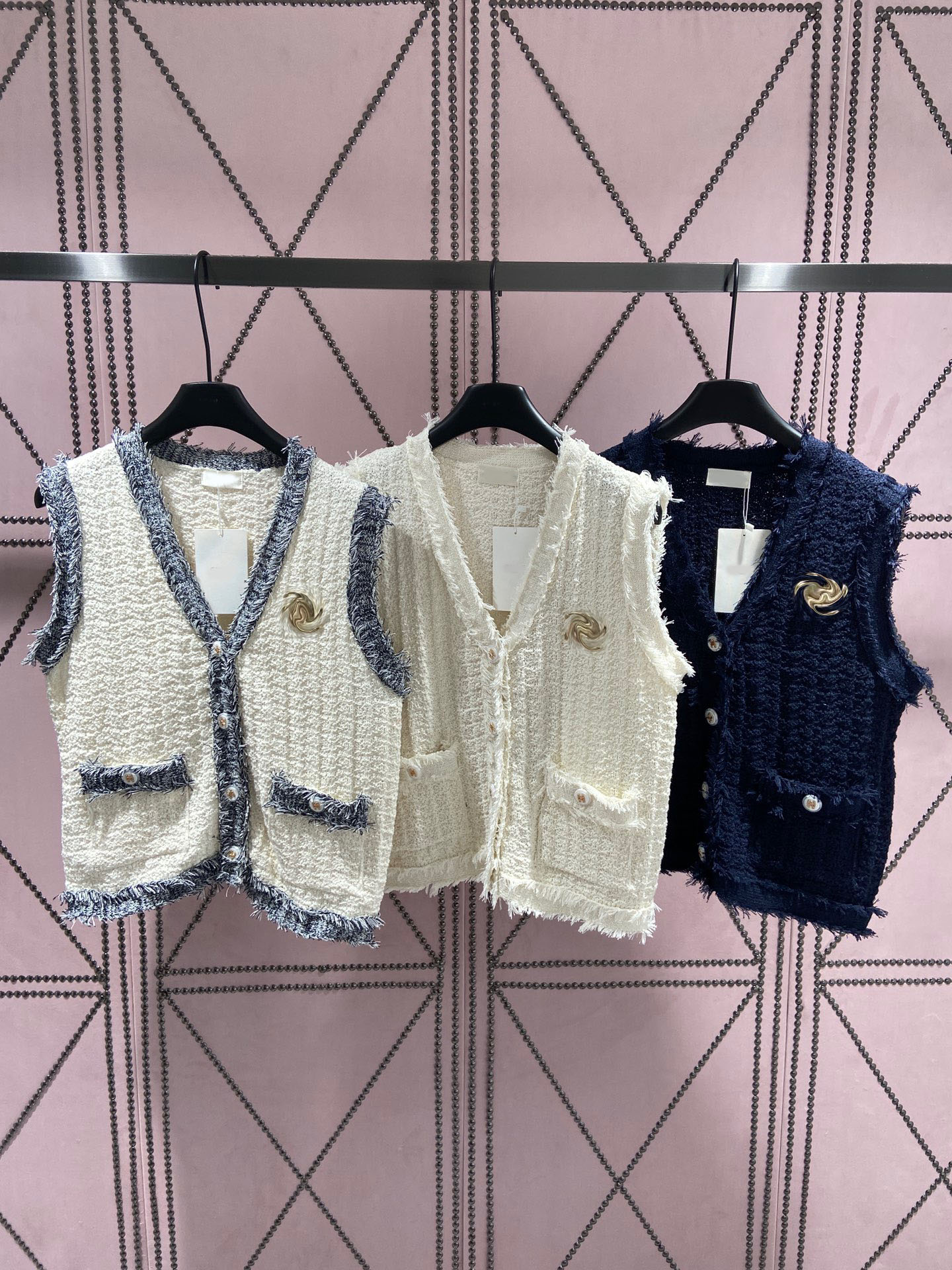Designer Autumn Fashion V-neck Knitting Cardigan Brooch Vests Coat Women's Sleeveless Button Up Pockets Straight Vests, White
Designer Autumn Fashion V-neck Knitting Cardigan Brooch Vests Coat Women's Sleeveless Button Up Pockets Straight Vests, White