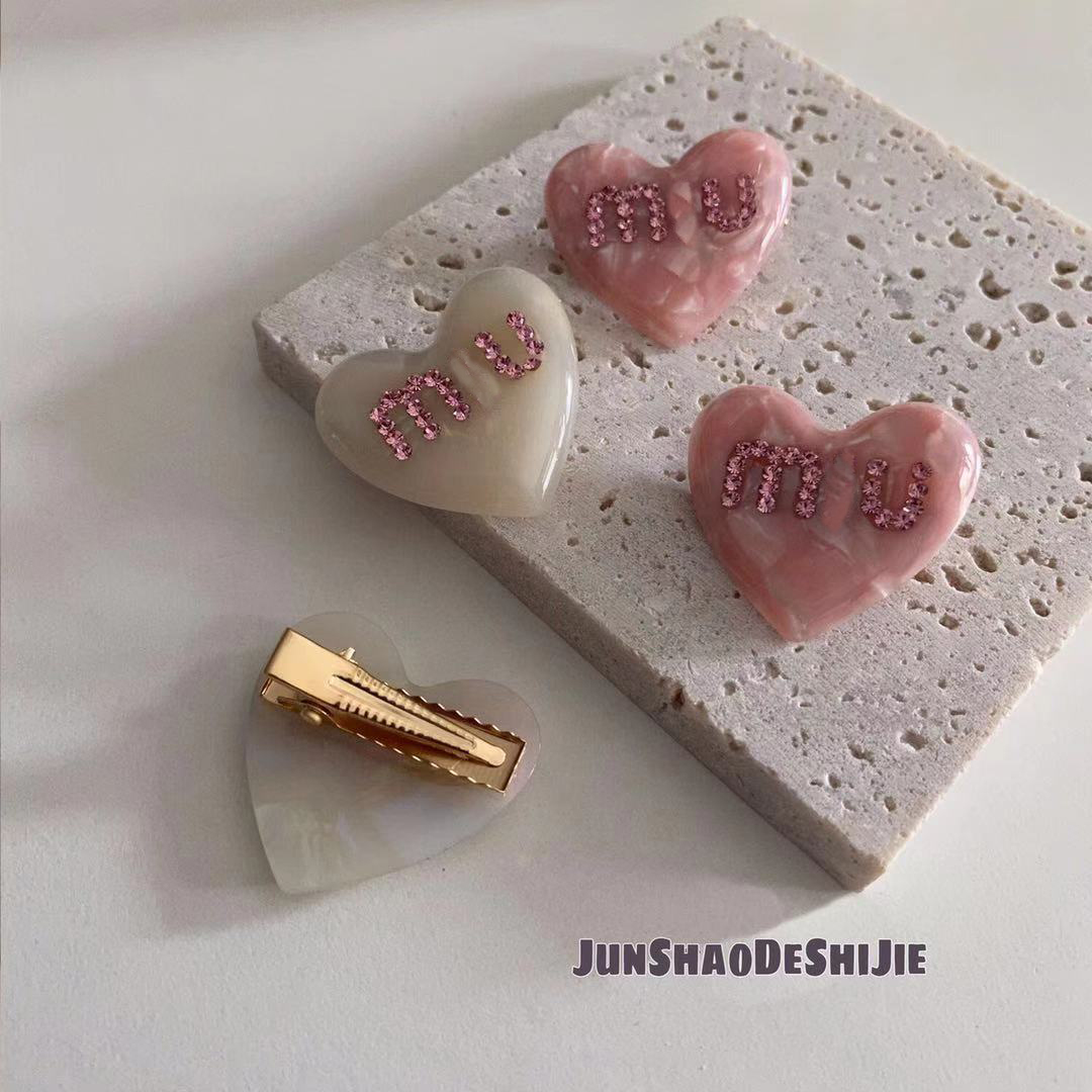 Acetic acid love miu rhinestone letter hairpin niche sweet duckbill clip broken hairpin bangs clip female., No box
Acetic acid love miu rhinestone letter hairpin niche sweet duckbill clip broken hairpin bangs clip female., No box