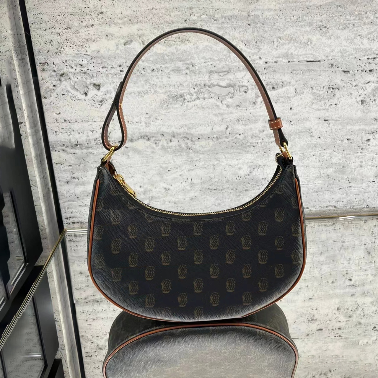 fashion Underarm Bag tote crossbody Bags AVA TRIOMPHE Luxury Designer Genuine leather Printed pattern Evening hangbag 5A quality Women's men Shoulder wallet travel, Mon0gram black
fashion Underarm Bag tote crossbody Bags AVA TRIOMPHE Luxury Designer Genuine leather Printed pattern Evening hangbag 5A quality Women's men Shoulder wallet travel, Mon0gram black