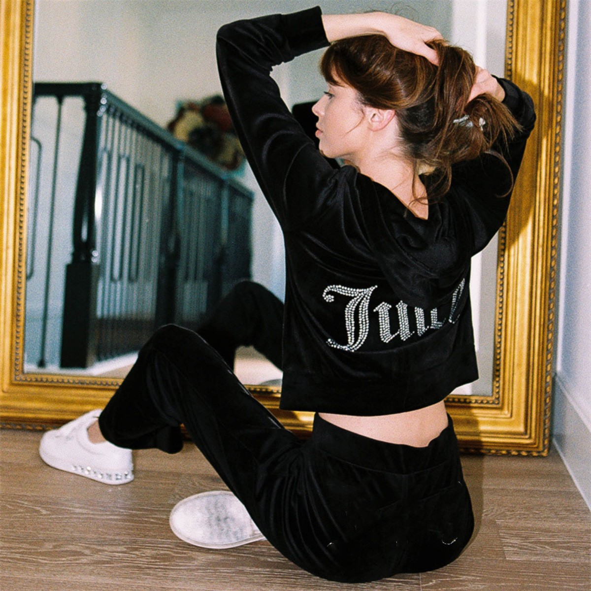 Designer tracksuits Hoodie Women' Velvet Tracksuit Juicy Two Piece Set Women Coutoures Track Suit Sweatsuits Casual Sport Hoodies Sets Pants Zipper Coat, No brand shirt 1
Designer tracksuits Hoodie Women' Velvet Tracksuit Juicy Two Piece Set Women Coutoures Track Suit Sweatsuits Casual Sport Hoodies Sets Pants Zipper Coat, No brand shirt 1