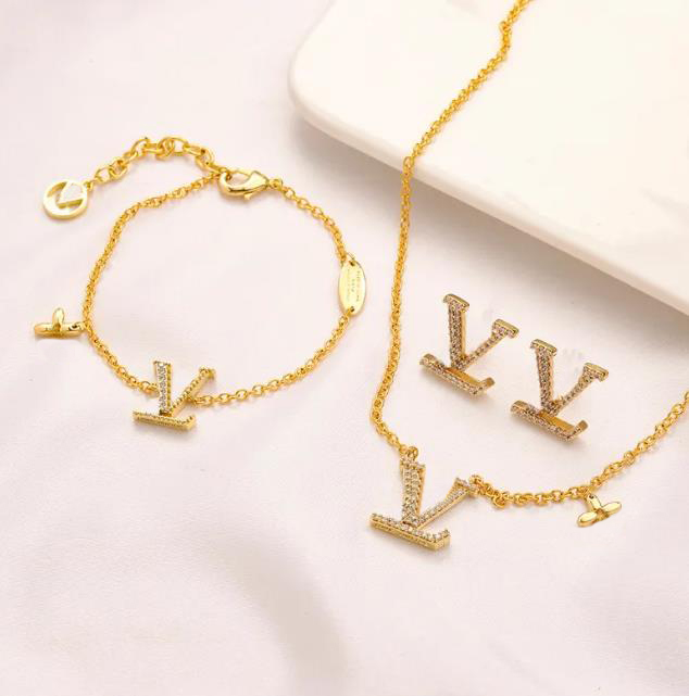 Brand Fashion Womens Earrings Designers Letter Ear Stud Bracelet Necklace Gold Plated Crystal Geometric Earring for Wedding Party Jewerlry Accessories ring