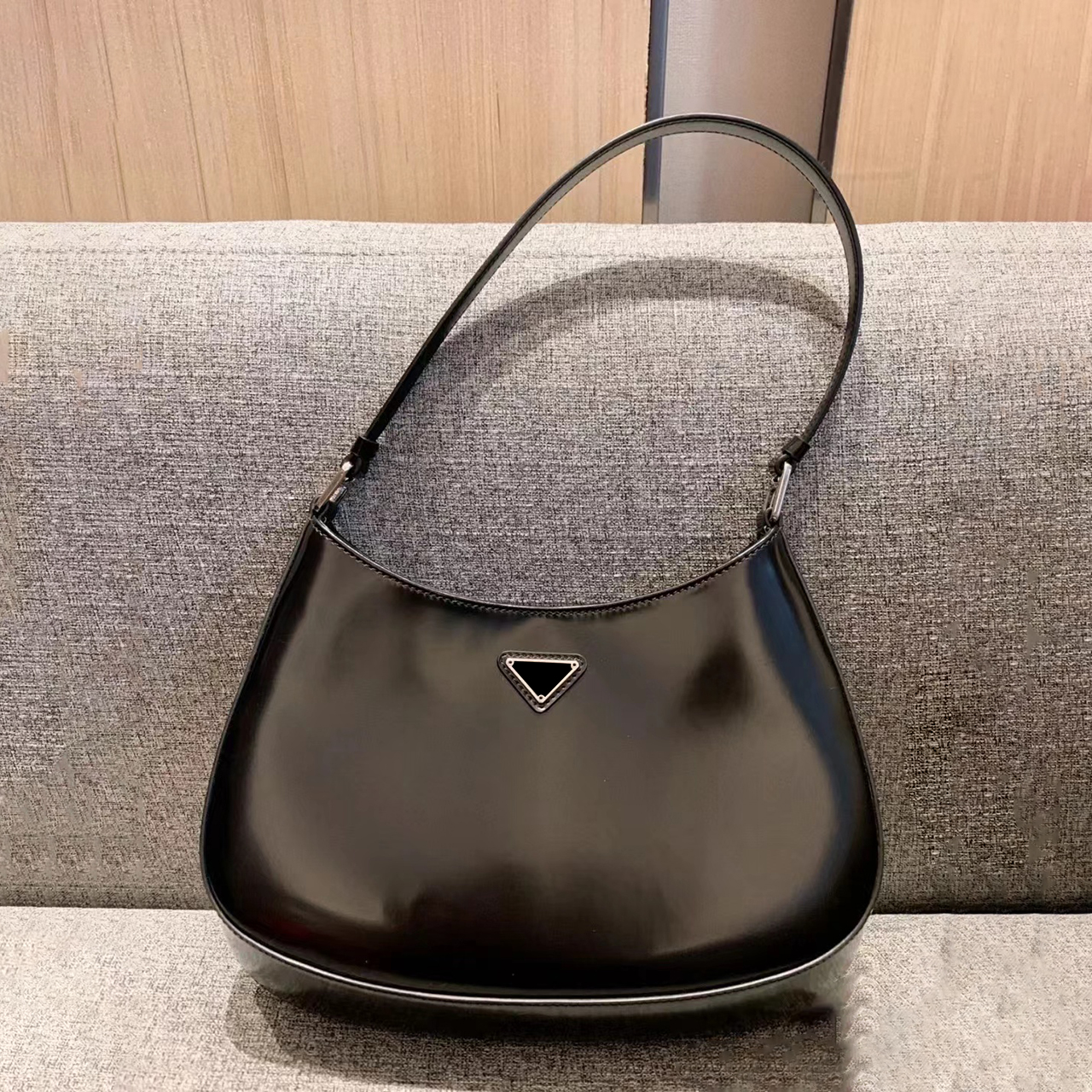 famous Cleo Cross Body Shoulder Bags flap underarm bag travel handbag Luxurys Designer Leather womens triangle logo Magnetic snap mens Re-Edition Totes hobo purses, Pink-big
famous Cleo Cross Body Shoulder Bags flap underarm bag travel handbag Luxurys Designer Leather womens triangle logo Magnetic snap mens Re-Edition Totes hobo purses, Pink-big