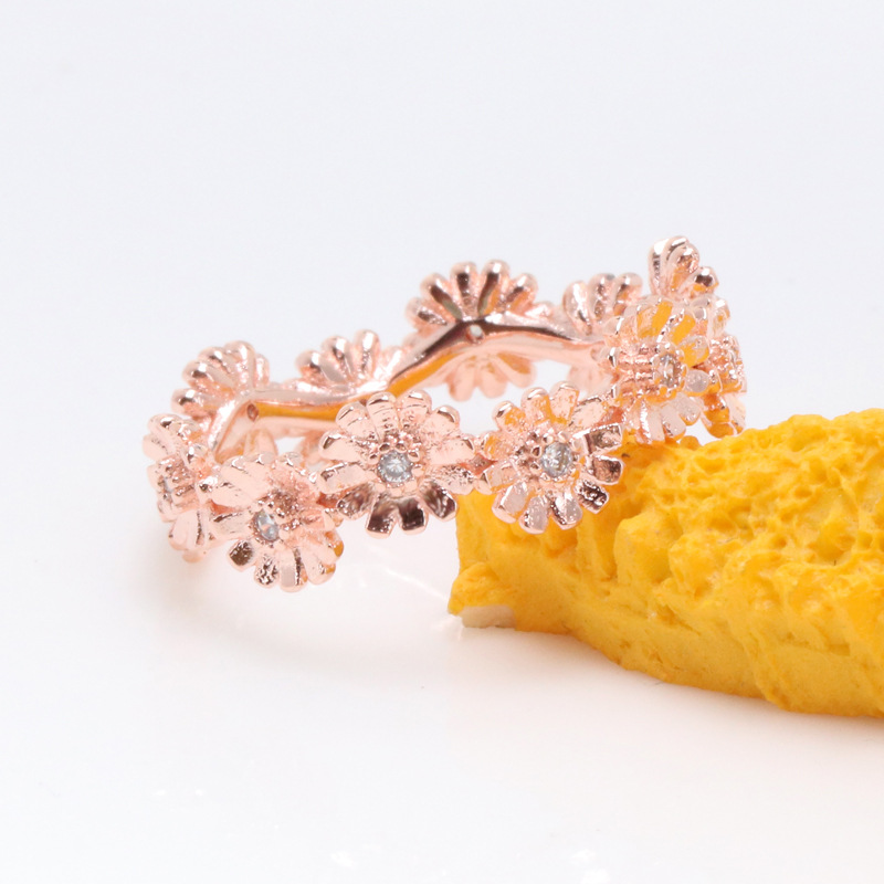 Women's Designer Brilliant Wreath Ring with Cubic Zirconia - Small Daisy Flower Elegant Accessory