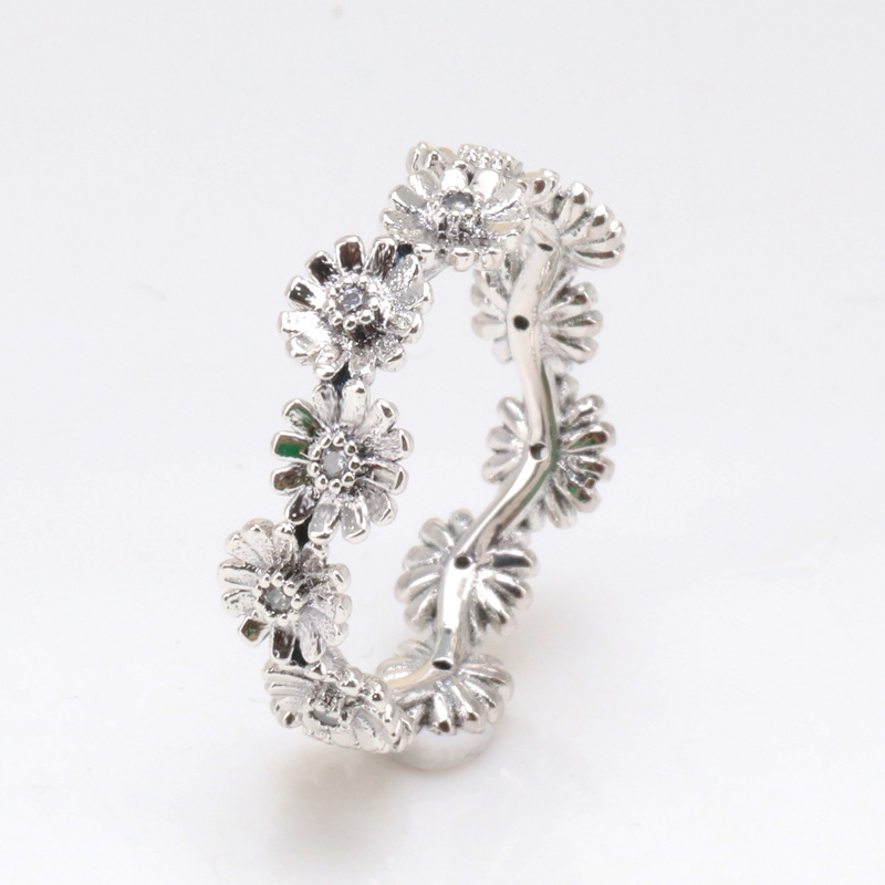 Women's Designer Brilliant Wreath Ring with Cubic Zirconia - Small Daisy Flower Elegant Accessory