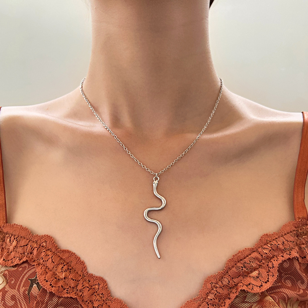 Delicate 18K Gold Silver Snake Pendent Necklace for Women Simple Snake Collar Chain Necklaces Punk Hip Hop Fashion Jewelry Gift