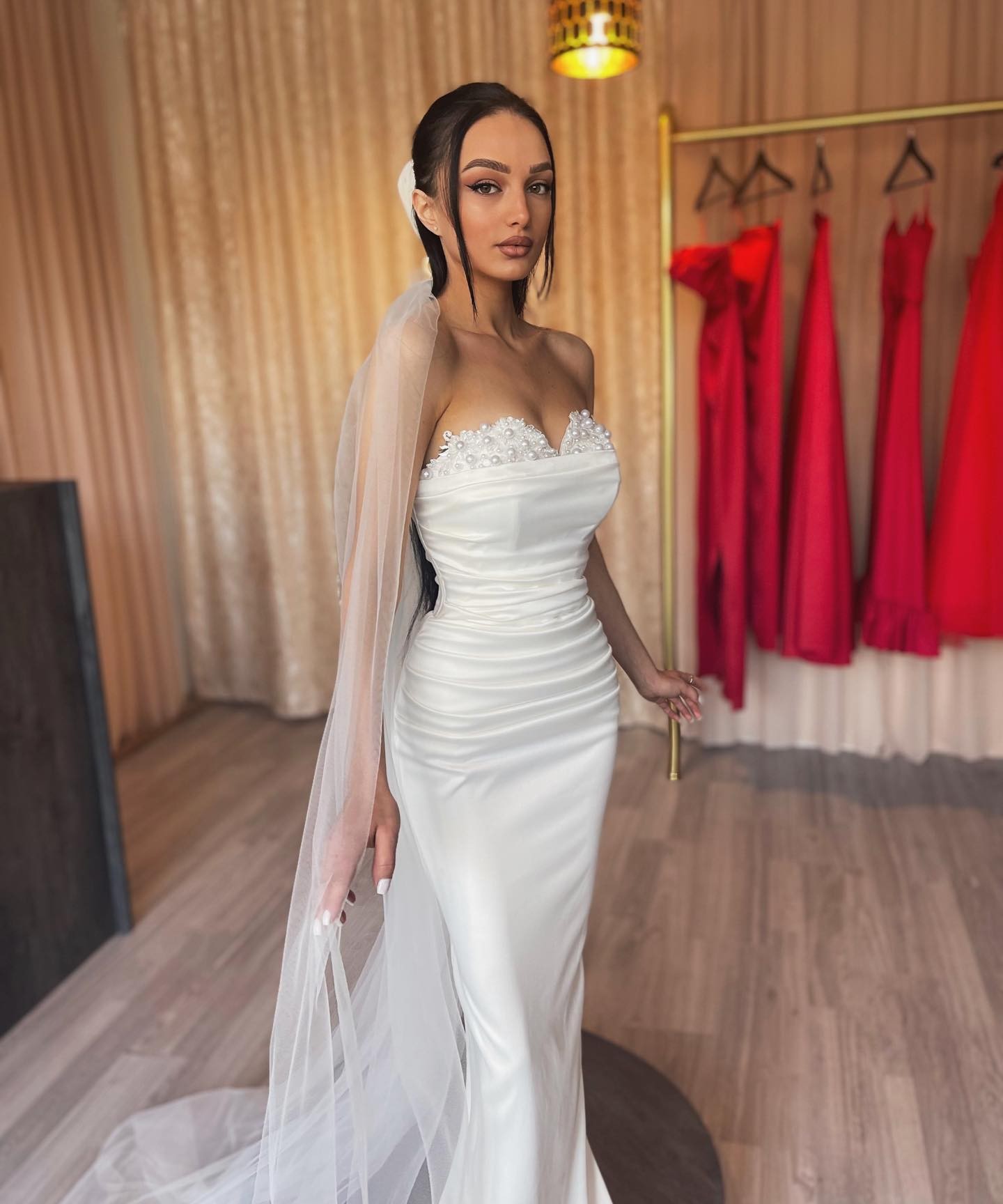 Vintage A Line Dresses Pearls Sweetheart Satin Wedding Dress Overskirts Long Designer Bridal Gowns Sweep Train 0515