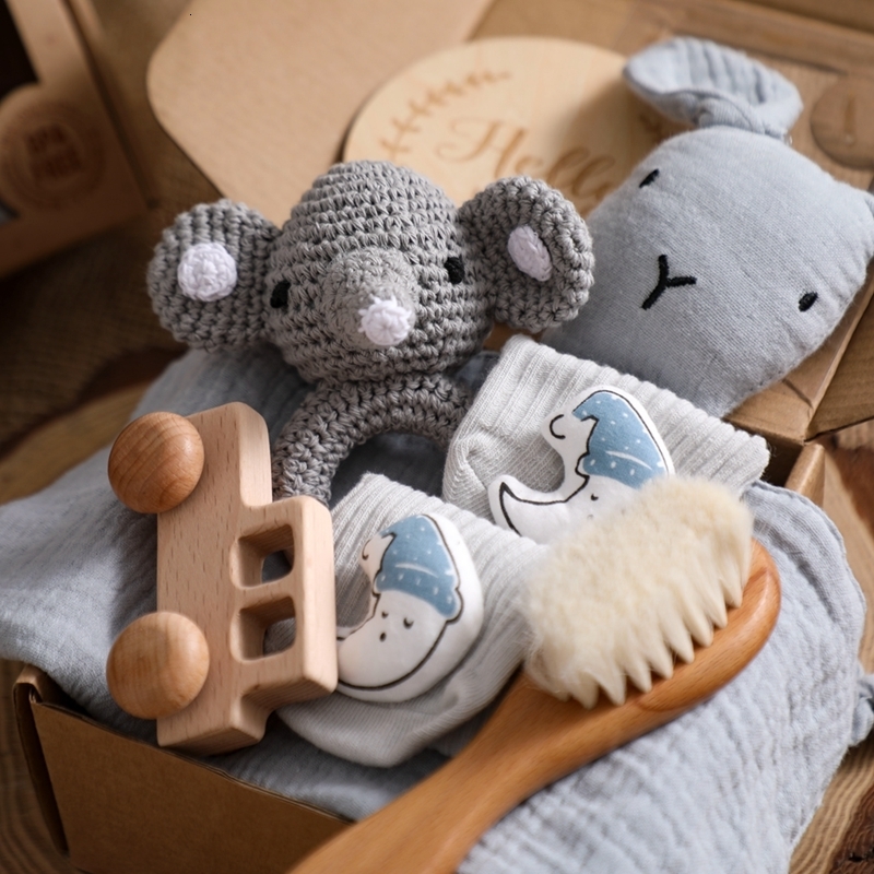Gift Sets Baby Bath Toy Set Crochet Cartoon Animal Rattles Wooden Ring Teether Bath Brush Bath Double Sided Cotton Blankets born Gift 230717