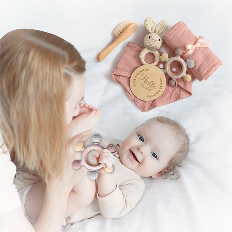 Gift Sets 1Set Baby Bath Toy Set Food Grade Silicone Teether Toys Wooden Ring Crochet Rattle Milestones Card Bath Brush For born Gift 230717