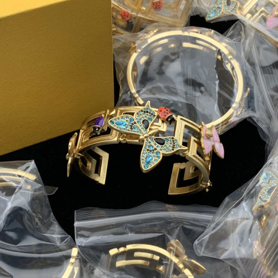 Fashion stereoscopic butterfly ladybug Women's Bracelet Necklace Brooch Stud Earring hairpin Sets Brass Designer Jewelry, Without box
Fashion stereoscopic butterfly ladybug Women's Bracelet Necklace Brooch Stud Earring hairpin Sets Brass Designer Jewelry, Without box