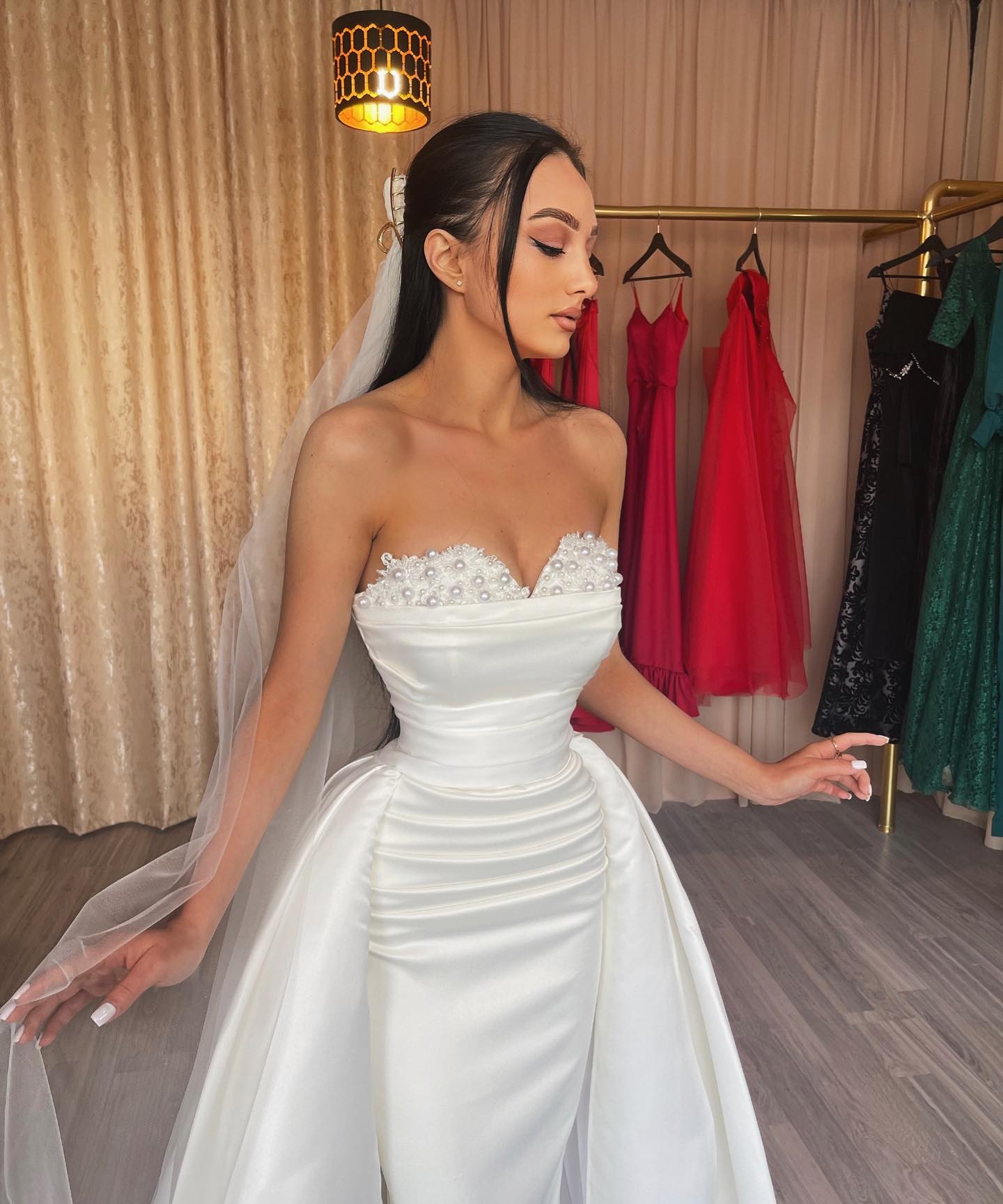 Vintage A Line Dresses Pearls Sweetheart Satin Wedding Dress Overskirts Long Designer Bridal Gowns Sweep Train 0515