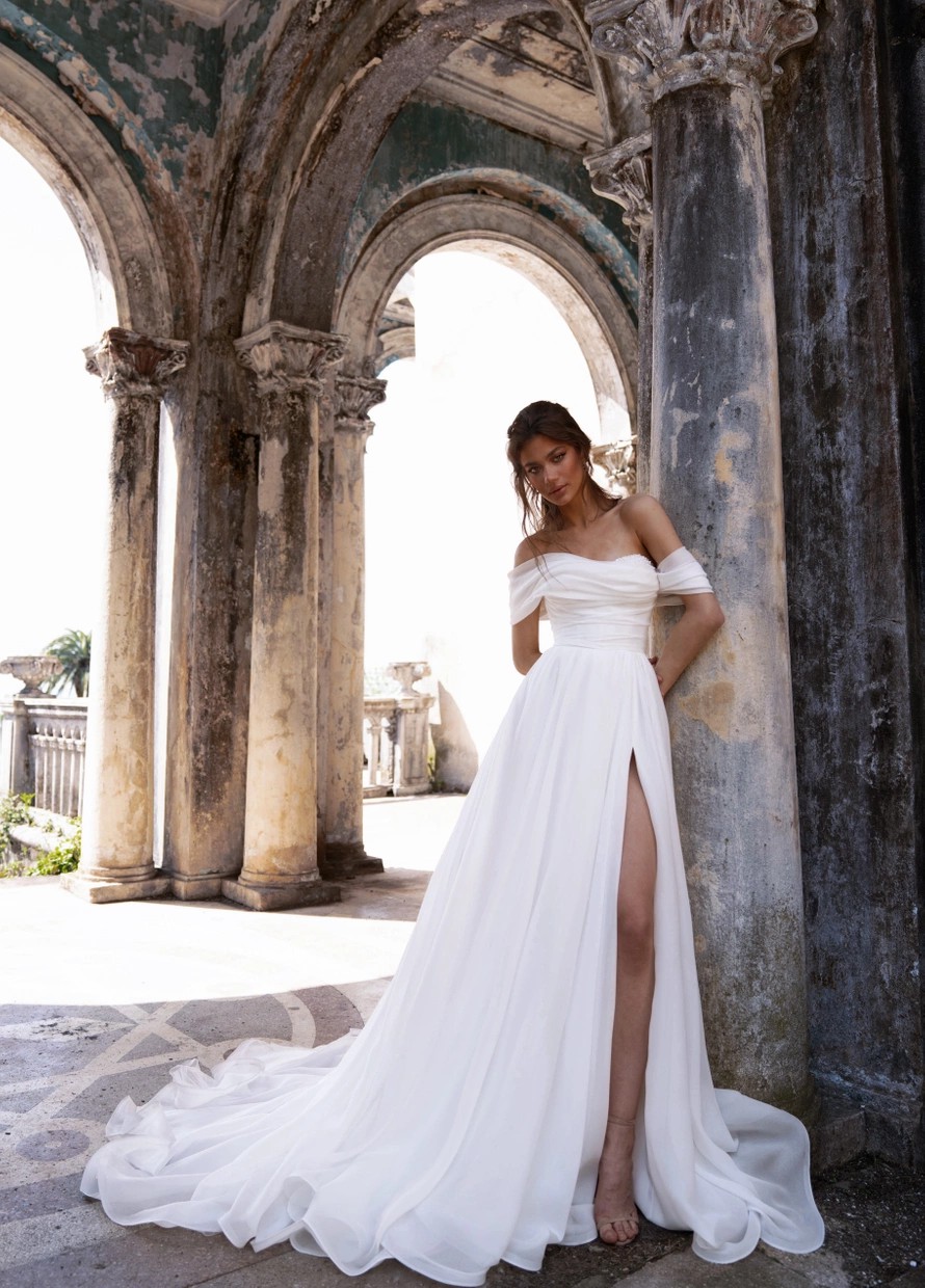 Thigh-High Slits A Line Wedding Dress Off the Shoulder Beaded Bridal Gown Pleat Organza Sweep Train Beach Wedding Dresses