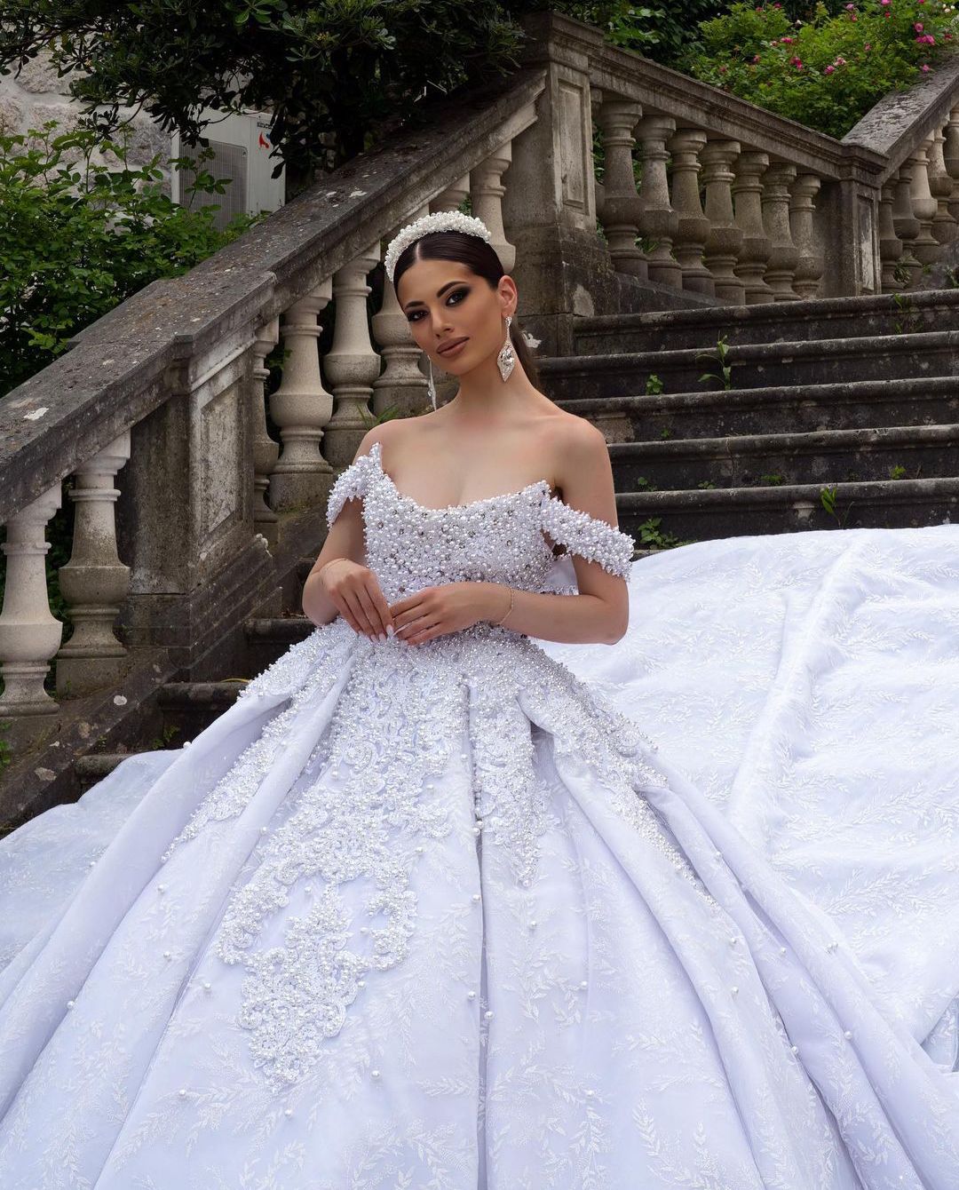 Exquisite Ball Gown Wedding Dresses Sleeveless V Neck Straps Sequins Appliques Beaded Floor Length Ruffles Diamonds Zipper Plus Size Bridal Gowns Vest