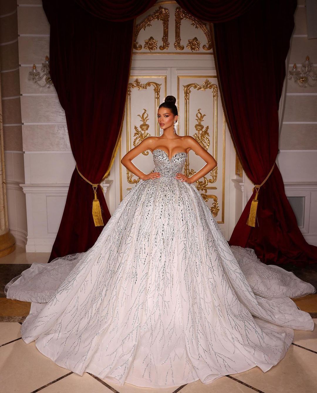 Luxury Ball Gown Wedding Dresses Sleeveless V Neck Strapless Sequins Appliques Beaded Floor Length Ruffles Diamonds Plus Size Bridal Gowns Vestido de 