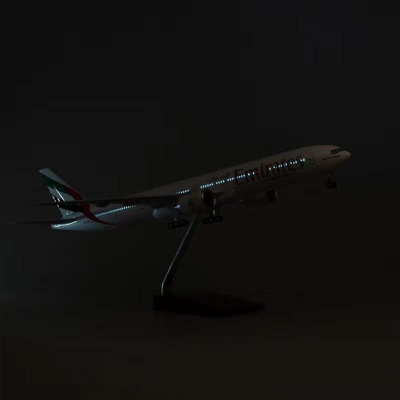 Aircraft Modle 45CM 1/160 Scale Diecast Model A380 Emirates Airways Resin Airplane Airbus With Light And Wheels Toy Airline Collection 230718