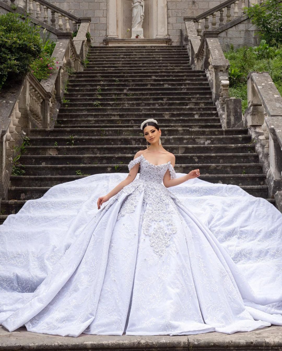 Exquisite Ball Gown Wedding Dresses Sleeveless V Neck Straps Sequins Appliques Beaded Floor Length Ruffles Diamonds Zipper Plus Size Bridal Gowns Vest