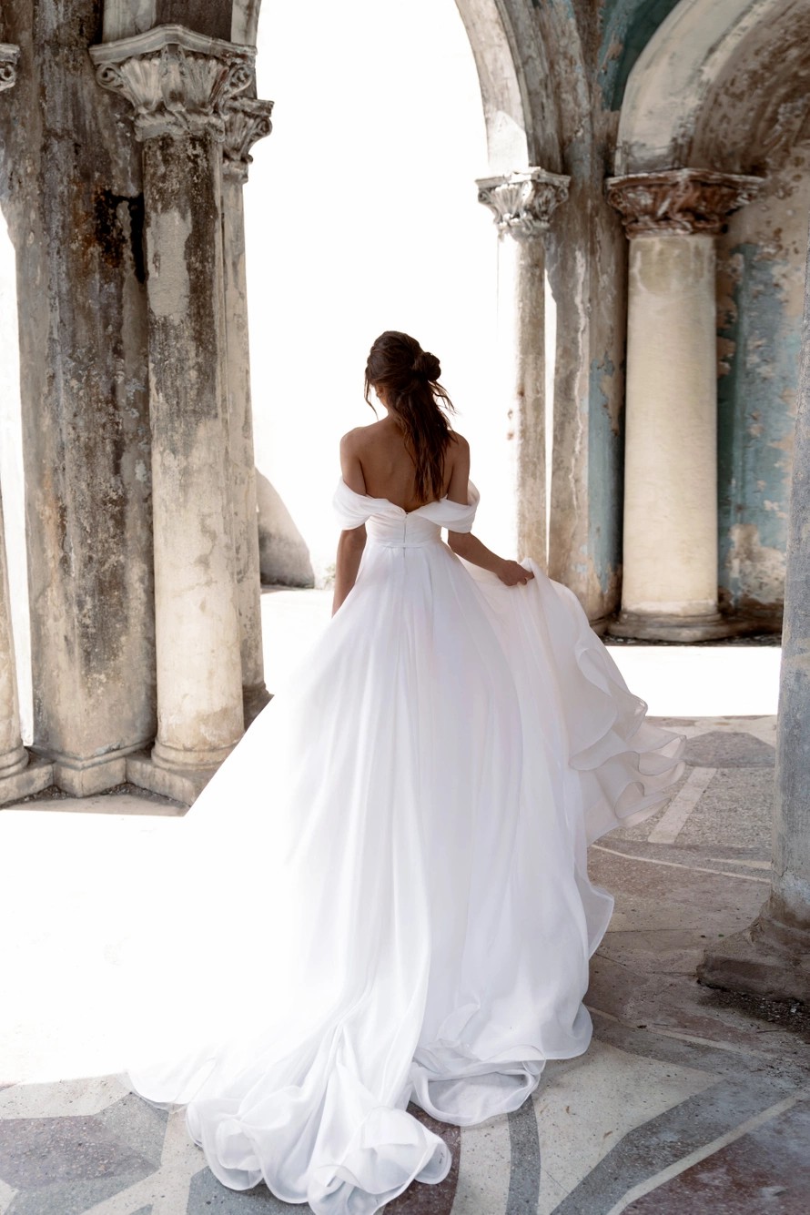 Thigh-High Slits A Line Wedding Dress Off the Shoulder Beaded Bridal Gown Pleat Organza Sweep Train Beach Wedding Dresses
