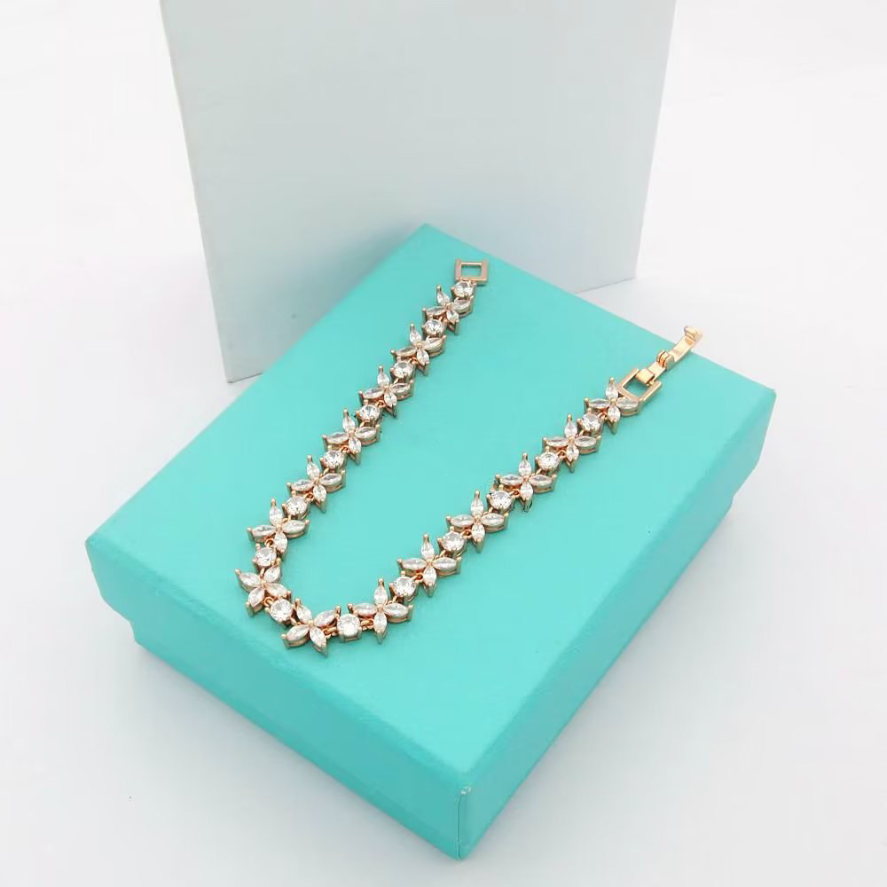 Luxurys designers Bracelets for Women charm bracelet Trendy fashion Elegant String of Beads Party Diamond Jewelry Gift Wholesale Birthday gifts cool
Luxurys designers Bracelets for Women charm bracelet Trendy fashion Elegant String of Beads Party Diamond Jewelry Gift Wholesale Birthday gifts cool