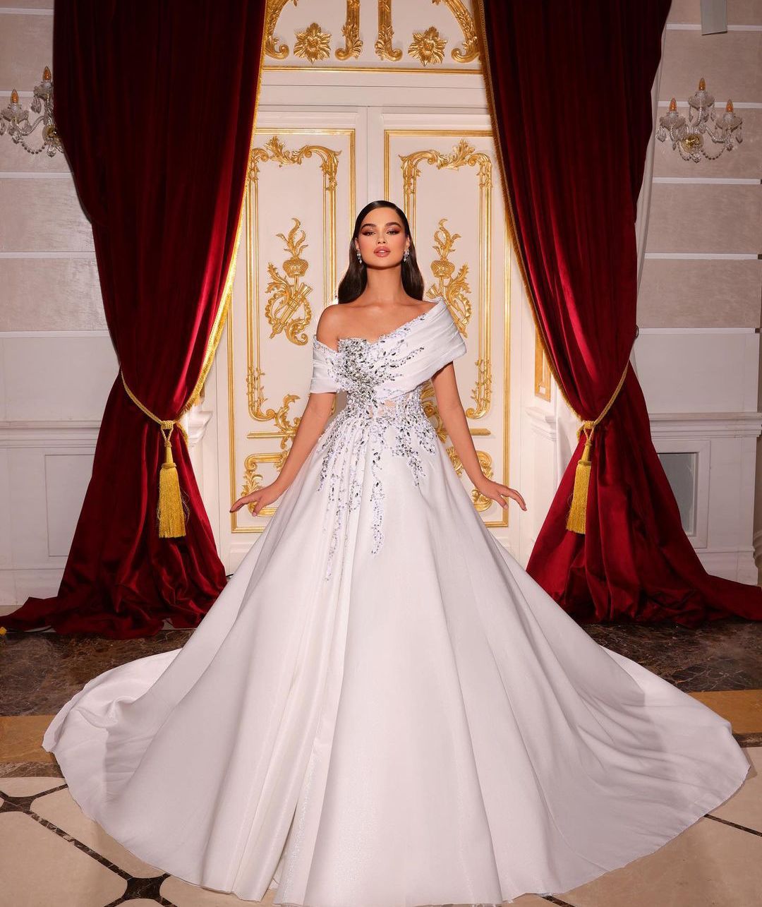 Elegant Ball Gown Wedding Dresses Sleeveless Bateau Strapless Sequins Appliques Beaded Floor Length Ruffles Off Shoulder Plus Size Bridal Gowns Vestid