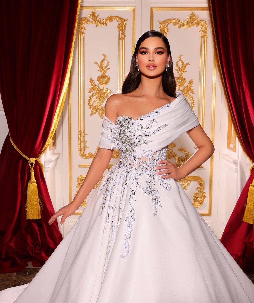 Elegant Ball Gown Wedding Dresses Sleeveless Bateau Strapless Sequins Appliques Beaded Floor Length Ruffles Off Shoulder Plus Size Bridal Gowns Vestid