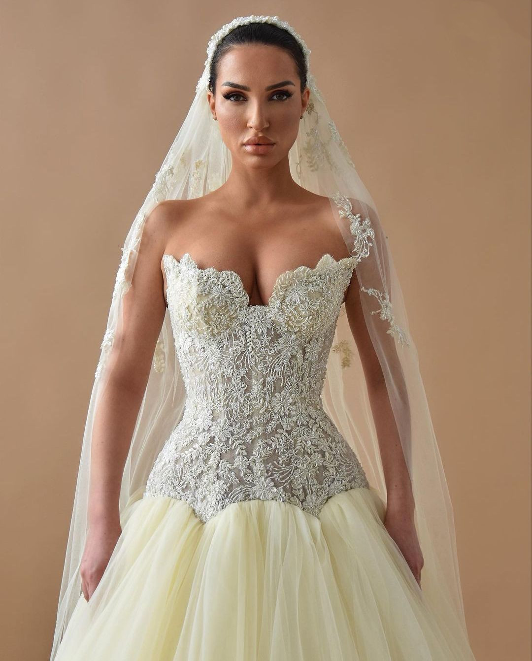 Elegant Ball Gown Wedding Dresses Sleeveless V Neck Strapless Sequins Applique Ruffles Plus Size Zipper 3D Lace Hollow Bridal Gowns Custom Made Vestid