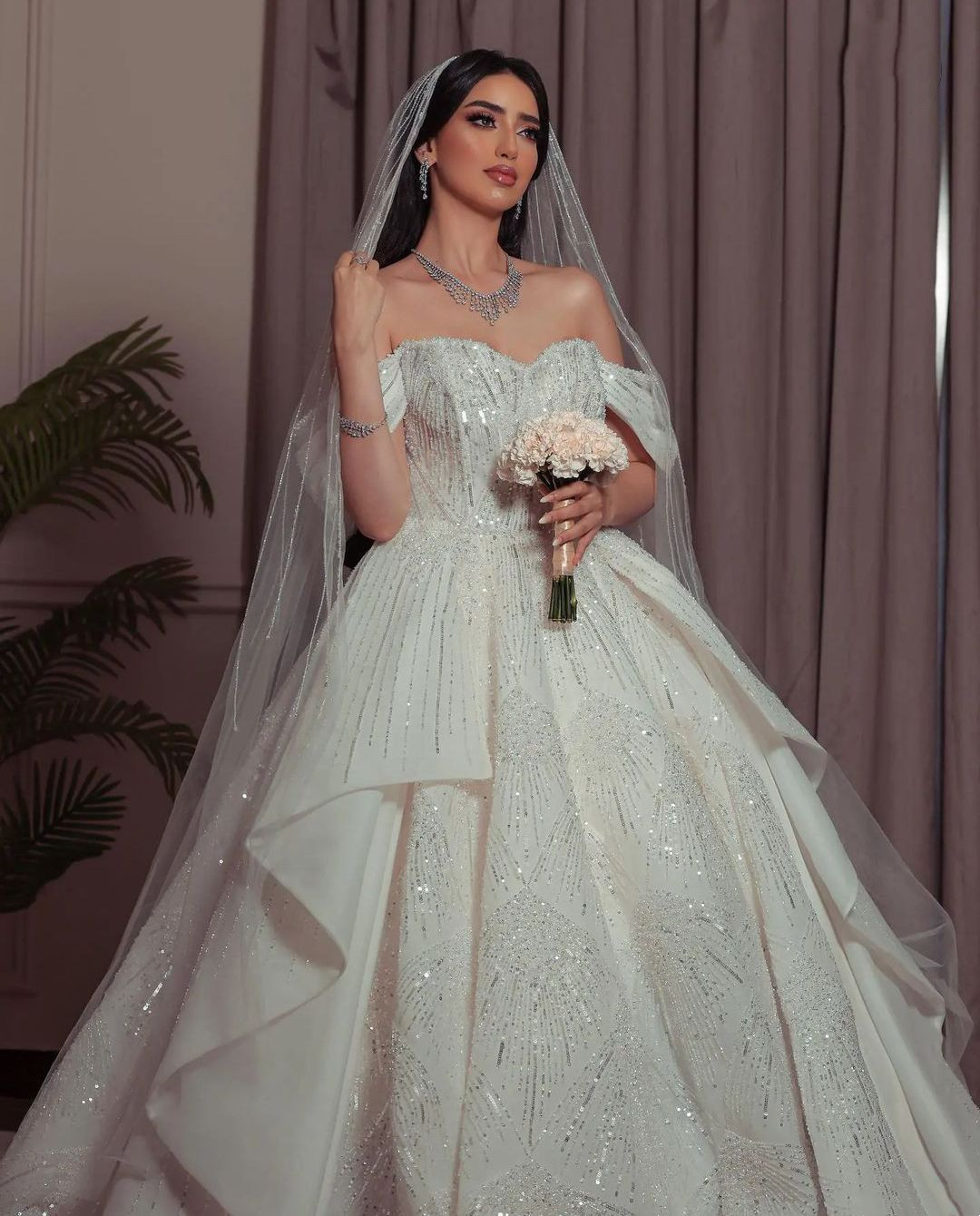 Elegant Ball Gown Wedding Dresses Sleeveless V Neck Sequins Applique Ruffles Beads Plus Size Zipper 3D Lace Off Shoulder Bridal Gowns Custom Made Vest
