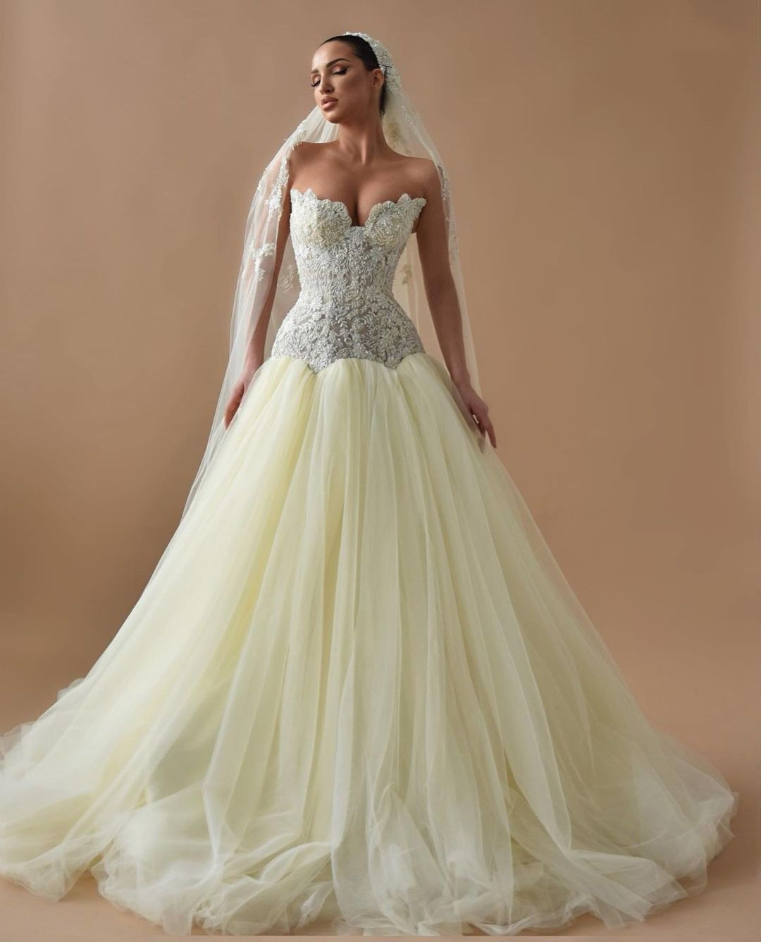Elegant Ball Gown Wedding Dresses Sleeveless V Neck Strapless Sequins Applique Ruffles Plus Size Zipper 3D Lace Hollow Bridal Gowns Custom Made Vestid
