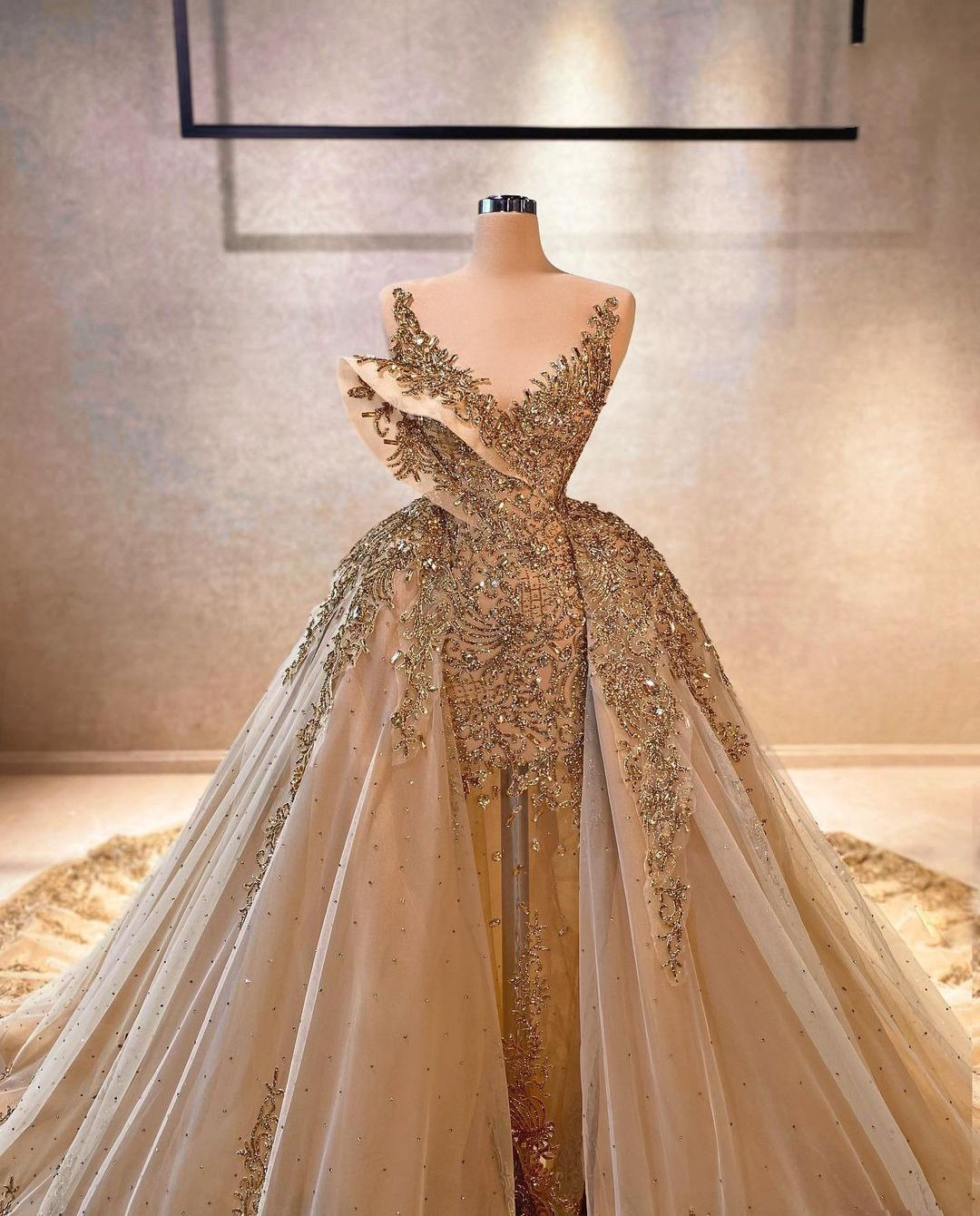 Luxury Mermaid Evening Dresses Sleeveless V Neck Straps Gold Appliques Floor Length 3D Lace Hollow Plus Size Prom Formal Dress Gowns Plus Size Gowns P