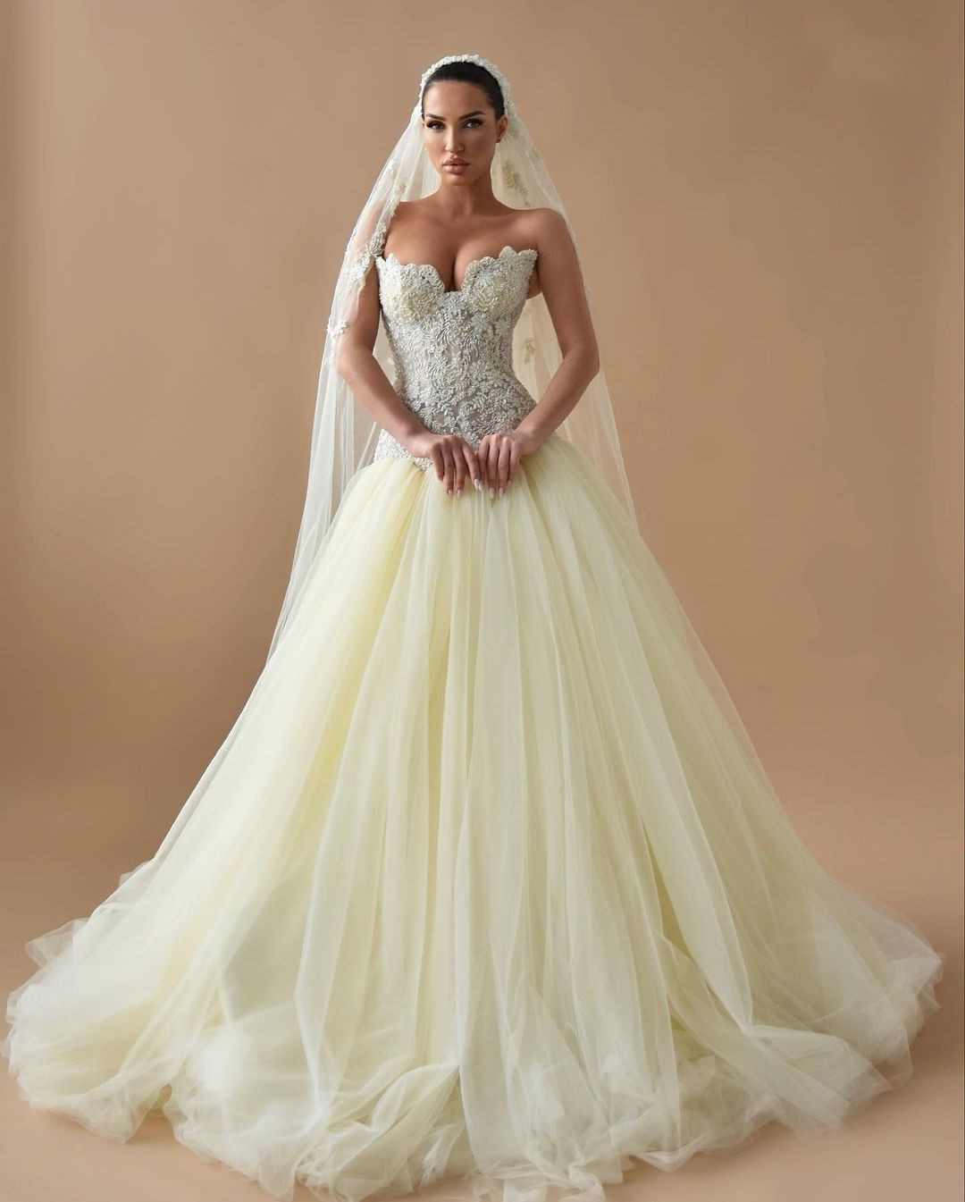 Elegant Ball Gown Wedding Dresses Sleeveless V Neck Strapless Sequins Applique Ruffles Plus Size Zipper 3D Lace Hollow Bridal Gowns Custom Made Vestid