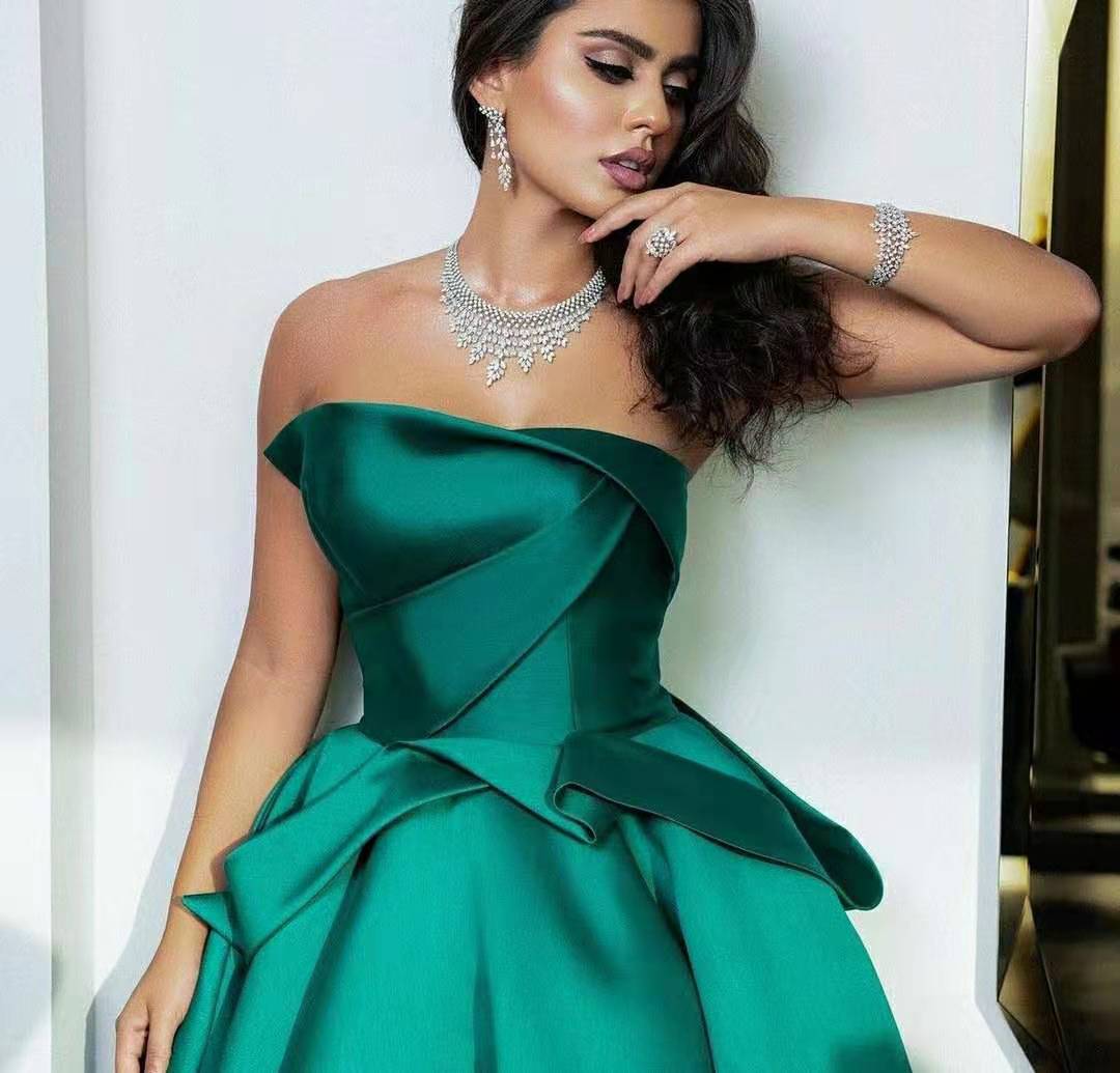Elegant A-Line Long Satin Green Evening Dresses Middle East Scalloped Floor Length Corset Back Pleated Abendkleider Formal Party Gowns for Women