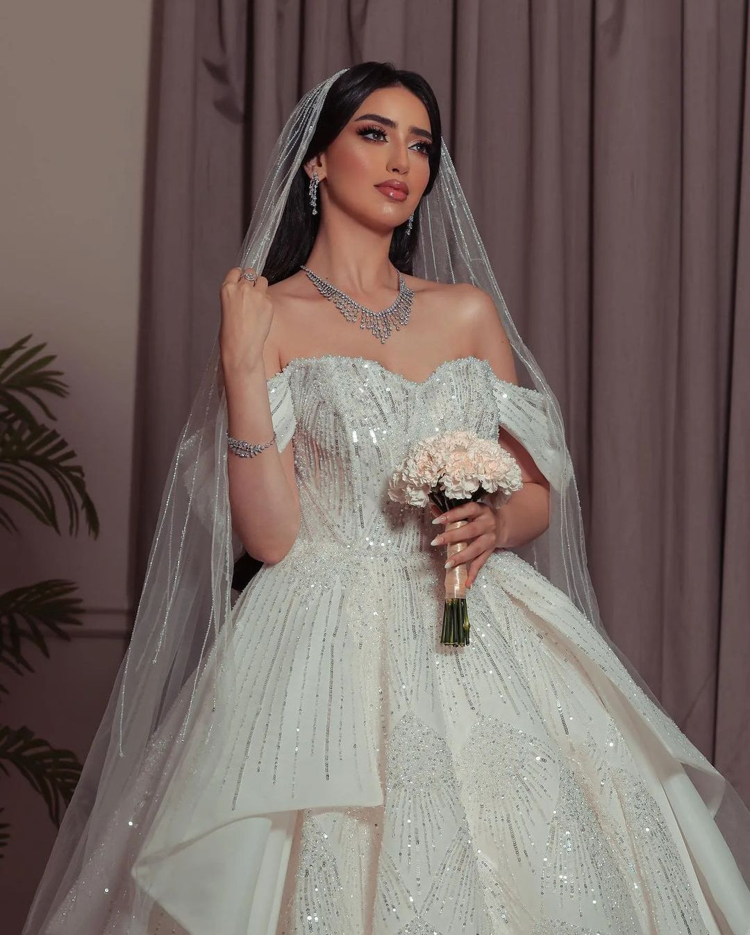 Elegant Ball Gown Wedding Dresses Sleeveless V Neck Sequins Applique Ruffles Beads Plus Size Zipper 3D Lace Off Shoulder Bridal Gowns Custom Made Vest
