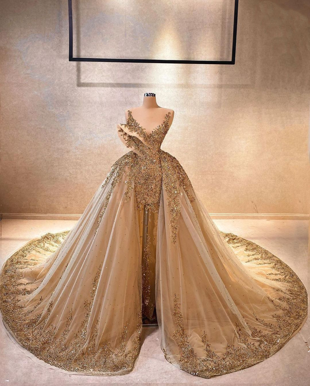 Luxury Mermaid Evening Dresses Sleeveless V Neck Straps Gold Appliques Floor Length 3D Lace Hollow Plus Size Prom Formal Dress Gowns Plus Size Gowns P