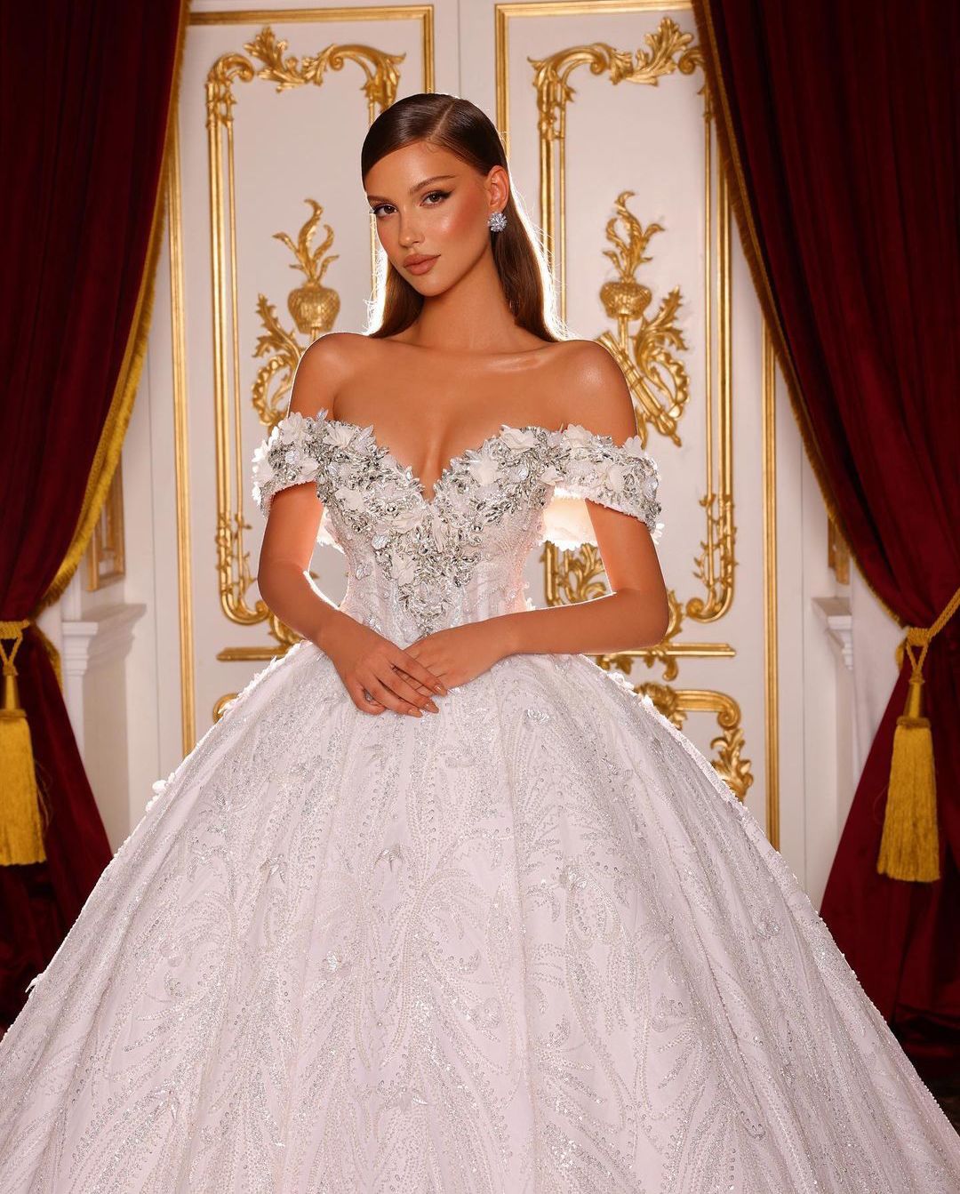 Sexy Ball Gown Wedding Dresses Sleeveless V Neck Straps Sequins Applique Ruffles Plus Size Zipper Off Shoulder Diamonds Bridal Gowns Custom Made Vesti