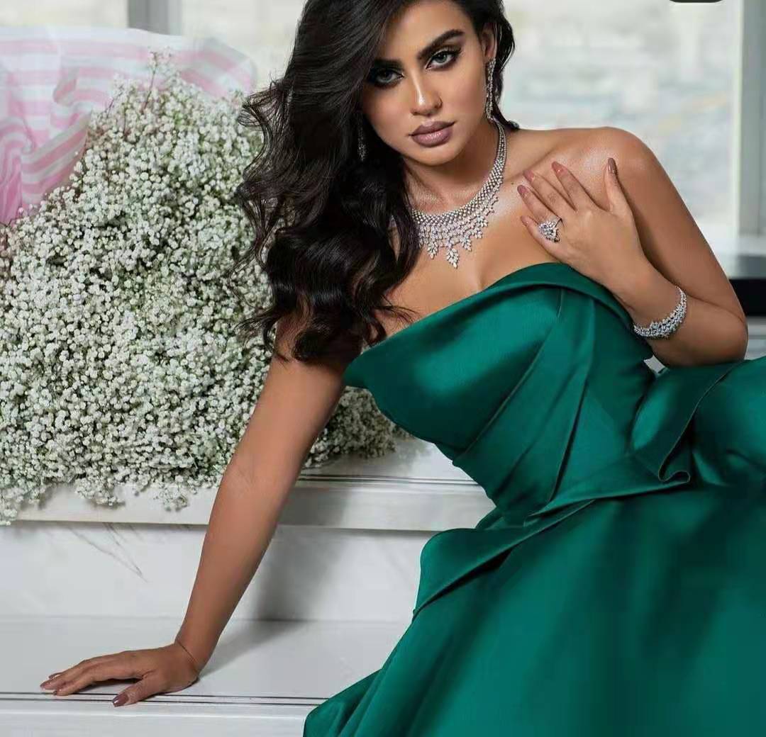 Elegant A-Line Long Satin Green Evening Dresses Middle East Scalloped Floor Length Corset Back Pleated Abendkleider Formal Party Gowns for Women