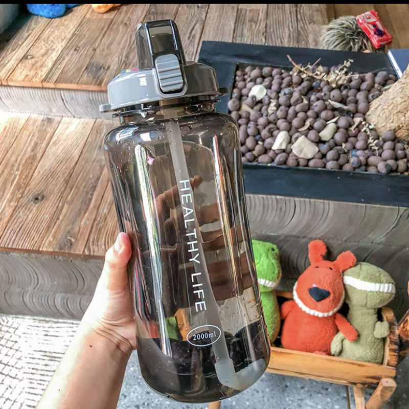 Water Bottles 2L female toilet portable travel bottle with straw Sports fitness cup Summer cold water large Volumetric flask 230720