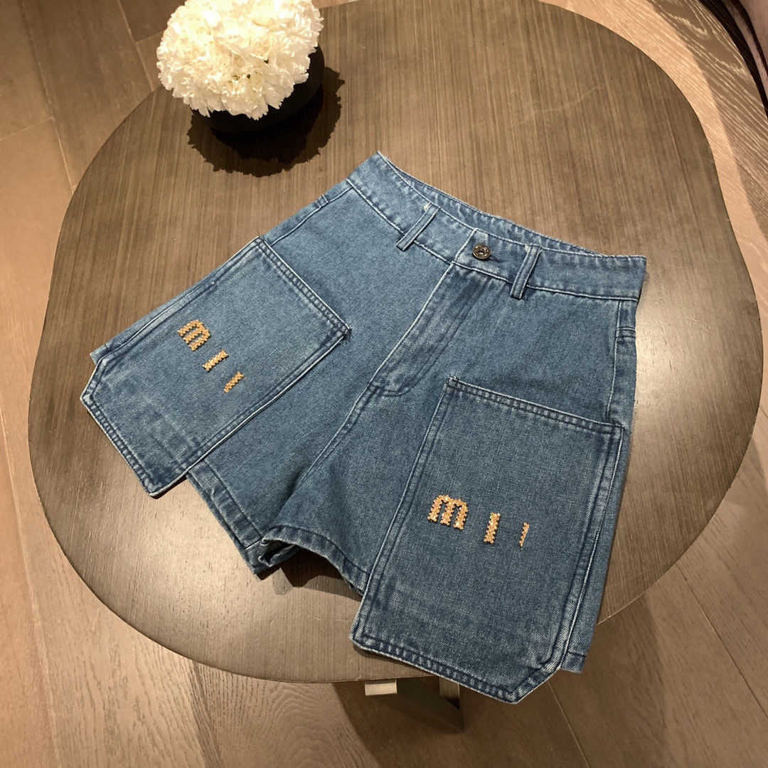 blue Summer women's sticker denim shorts, denim fabric can not afford to ball anti-wrinkle, straight tube version of casual fashion, every day party.