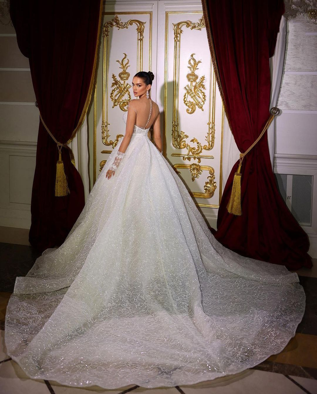 Elegant Ball Gown Wedding Dresses Sleeveless V Neck Strapless Sequins Appliques Floor Length 3D Lace Buttons Ruffles Plus Size Bridal Gowns Dresses Ve