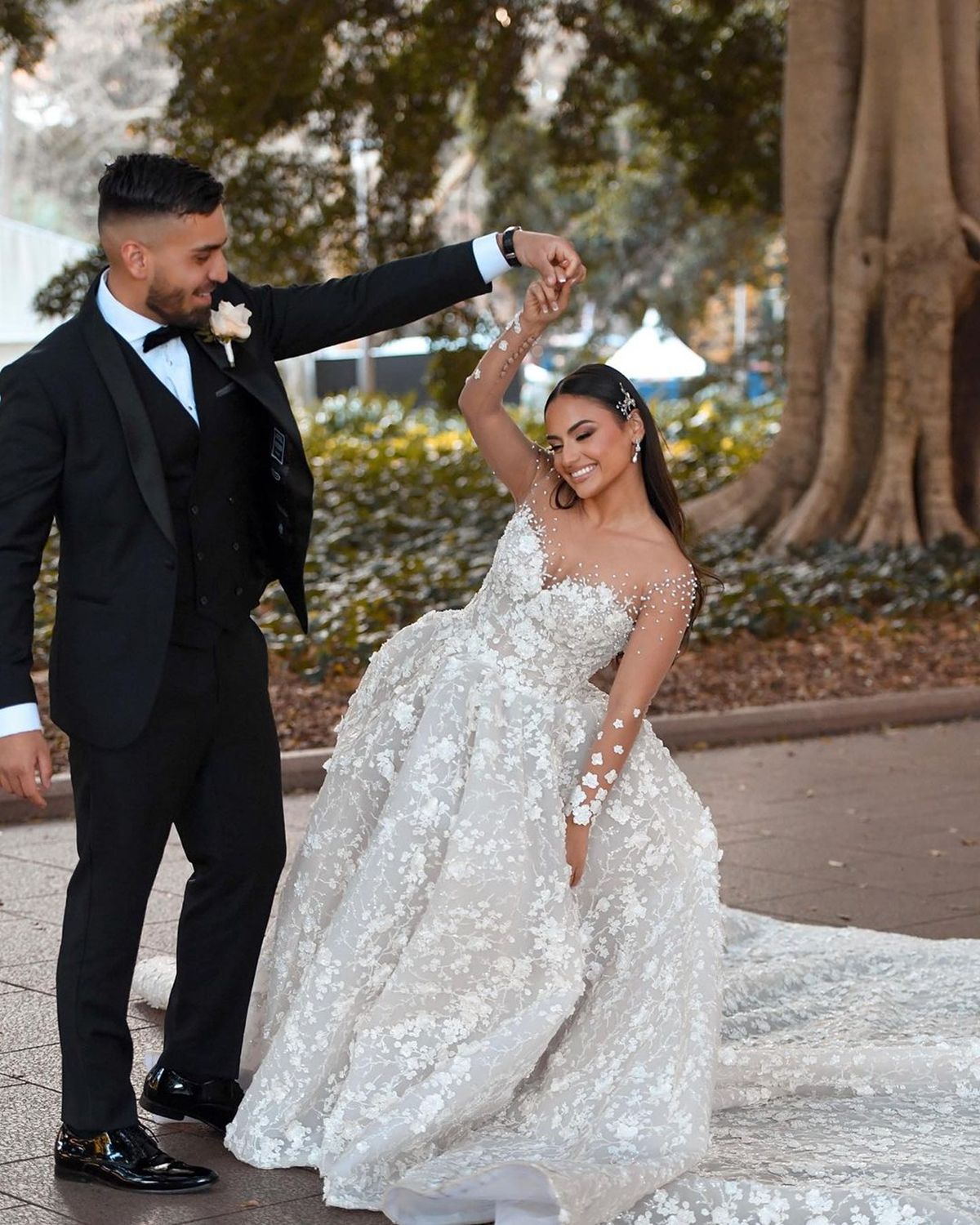 Elegant A Line Wedding Dress Sexy Sheer Neck 3D Flowers Bridal Gowns Custom Made Long Sleeve Plus Size Beach Bride Robes