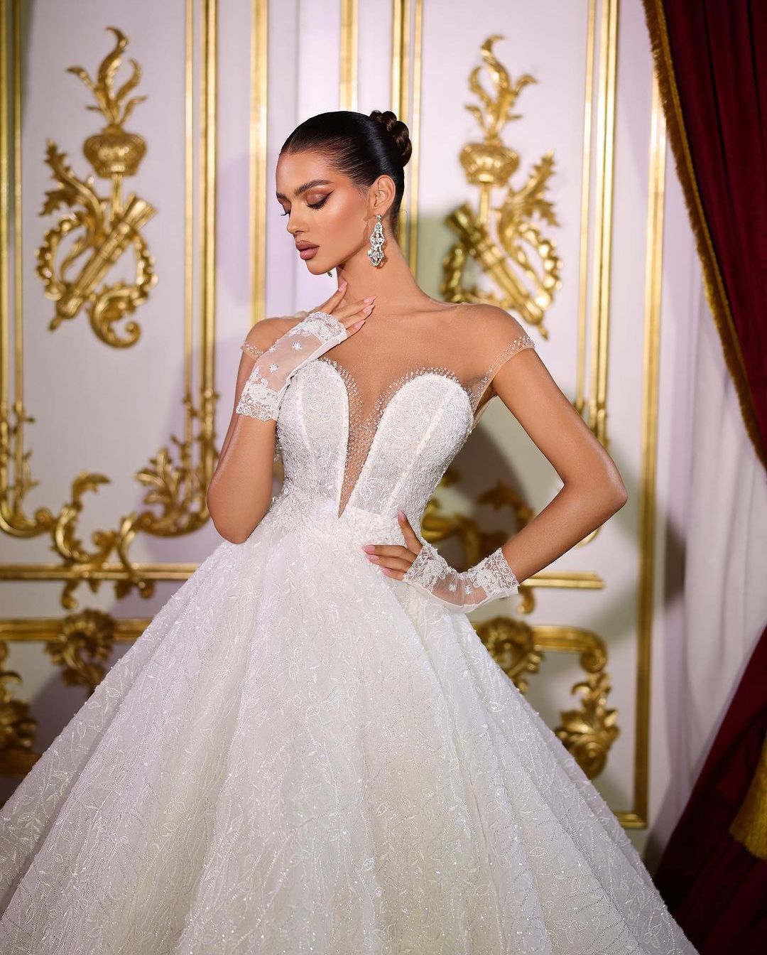 Elegant Ball Gown Wedding Dresses Sleeveless V Neck Strapless Sequins Appliques Floor Length 3D Lace Buttons Ruffles Plus Size Bridal Gowns Dresses Ve