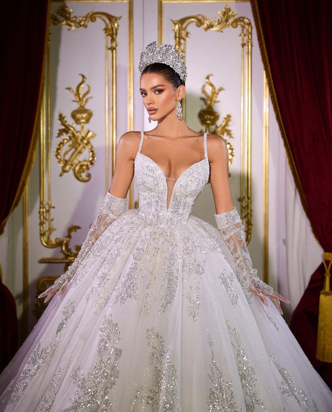 Luxury Ball Gown Wedding Dresses Sleeveless V Neck Straps Gloves Sequins Appliques Floor Length Ruffles Lace Zipper Plus Size Bridal Gowns Dresses Ves