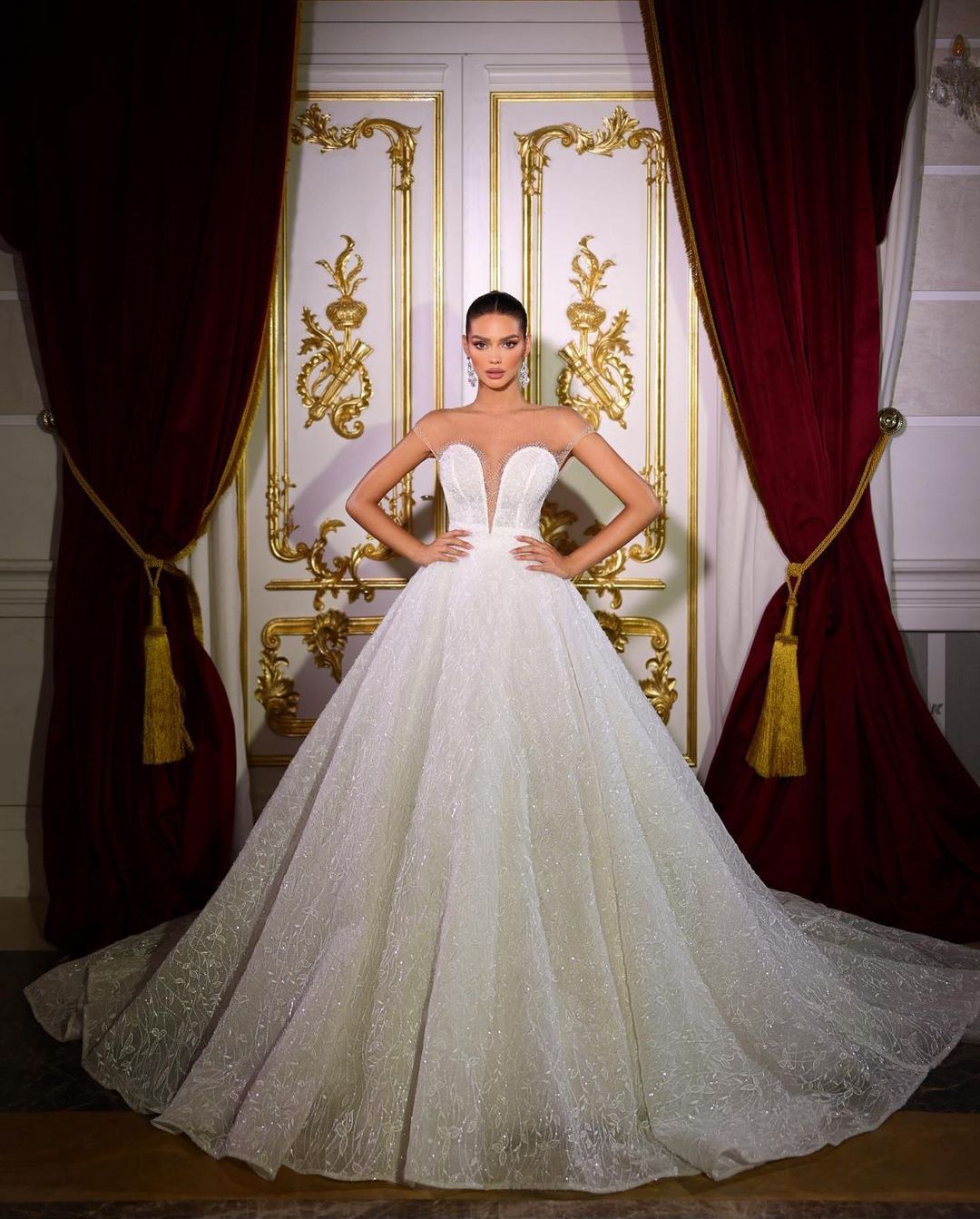 Elegant Ball Gown Wedding Dresses Sleeveless V Neck Strapless Sequins Appliques Floor Length 3D Lace Buttons Ruffles Plus Size Bridal Gowns Dresses Ve