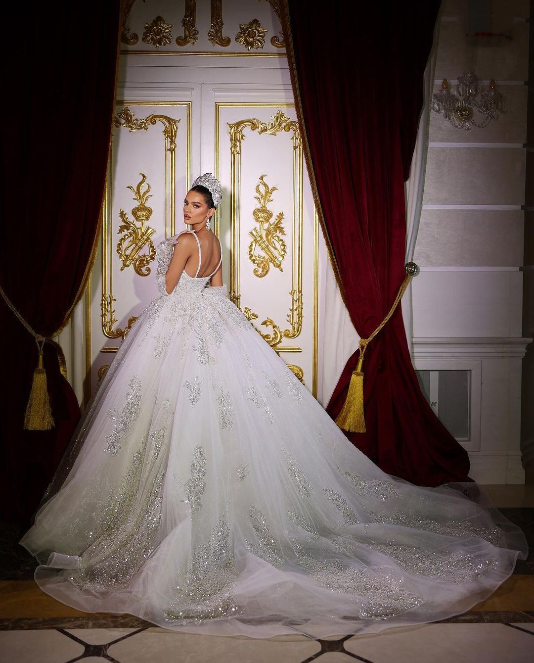 Luxury Ball Gown Wedding Dresses Sleeveless V Neck Straps Gloves Sequins Appliques Floor Length Ruffles Lace Zipper Plus Size Bridal Gowns Dresses Ves