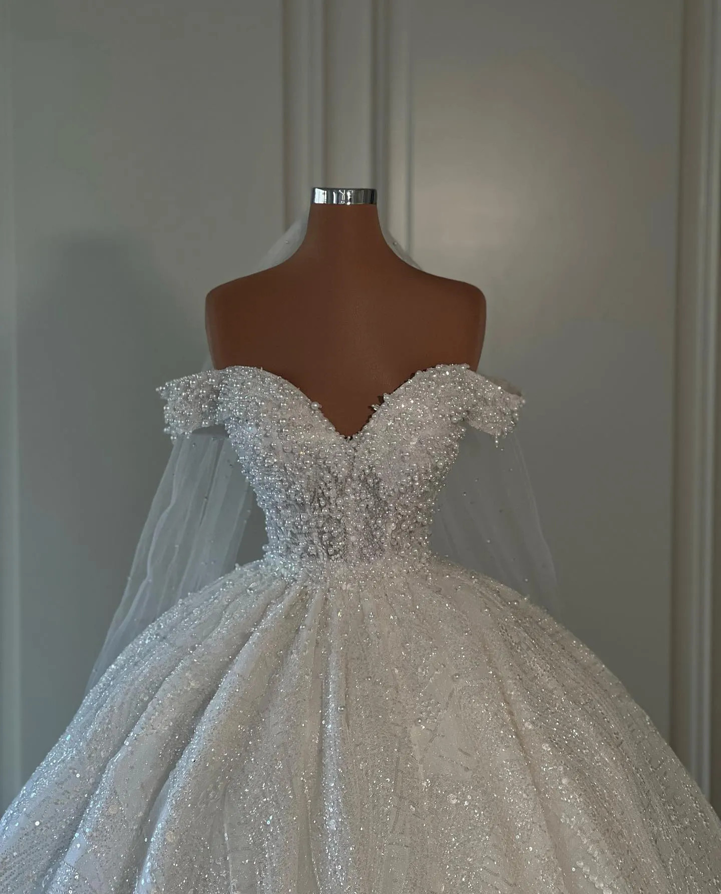 Ball Gown Wedding Dresses Sleeveless V Neck Strapless Sequins Applique Ruffles Zipper Dias Beads Plus Size Bridal Gowns Custom Made Vestido De Novia 1