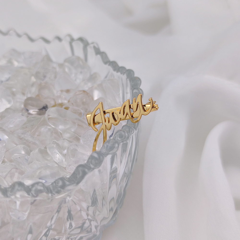 Pins Brooches PAMPER Personalized Cursive Name Brooch Custom Nameplate Pin Dainty Stainless Steel Unisex Suit Accessories Wedding Groom Gifts 230727