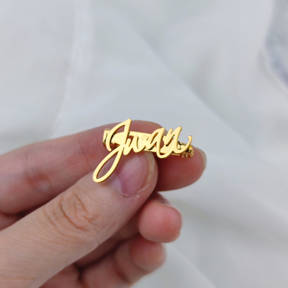 Pins Brooches PAMPER Personalized Cursive Name Brooch Custom Nameplate Pin Dainty Stainless Steel Unisex Suit Accessories Wedding Groom Gifts 230727